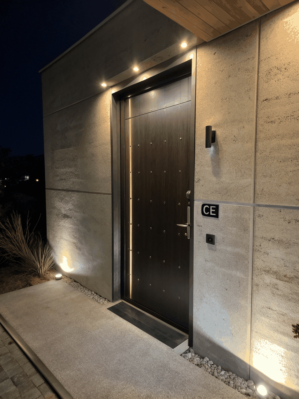 Aluminiowe drzwi zewnętrzne w odcieniu antracytu z pionowym pochwytem LED